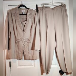 Sue Brett Collection Vintage Elegant Beige Women's Pantsuit Set Size "B0"